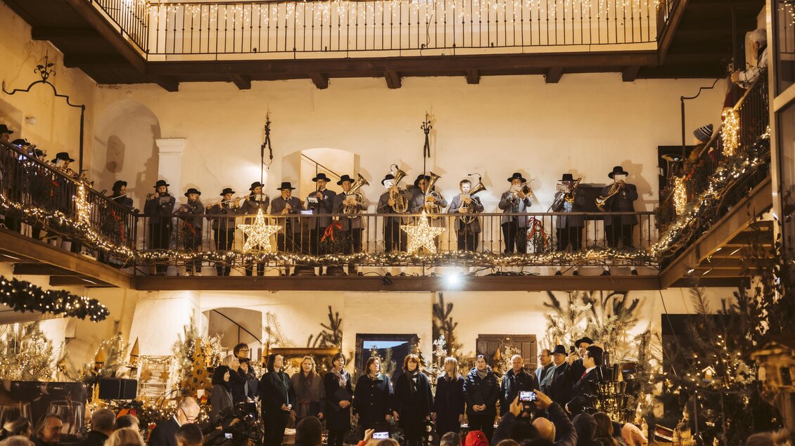 Adventstimmung mit Musik im Schloss Burgau: Festliche Lichter, weihnachtliche Dekoration und stimmungsvolle Blasmusik sorgen vor zahlreichen Besucher:innen für besondere Adventmomente. | © Foto Fraller
