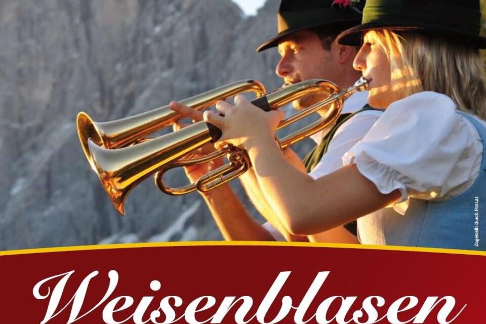 Ein Paar Musiker spielt Trachtenmusik mit Trompeten in der Natur. Im Hintergrund sind Berge zu sehen. | © Weisenblasen