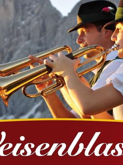 Ein Paar Musiker spielt Trachtenmusik mit Trompeten in der Natur. Im Hintergrund sind Berge zu sehen. | © Weisenblasen