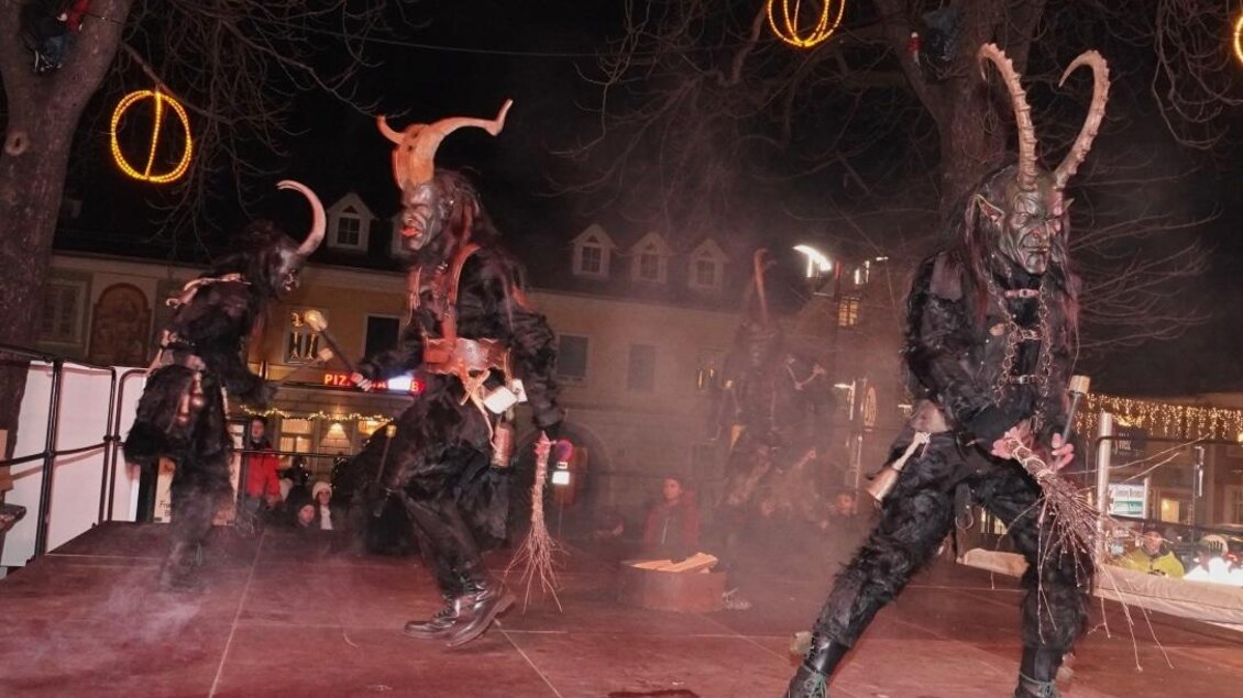 Eine Gruppe von traditionell gekleideten Menschen führt einen spektakulären Tanz auf. Sie tragen Tiermasken und Kostüme und sind umgeben von Rauch und festlicher Beleuchtung. | © Tourismusverband Oststeiermark