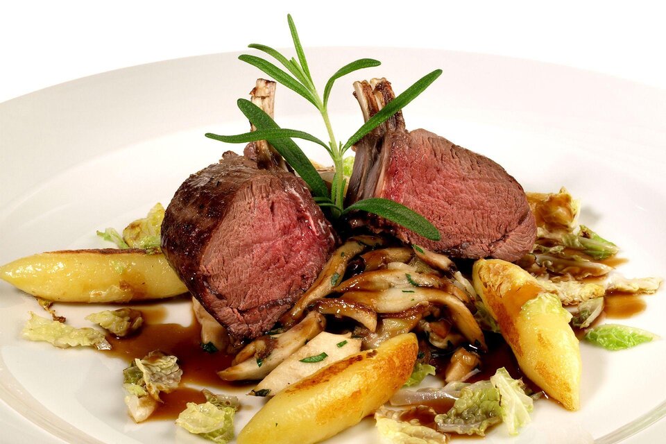 Ein elegantes Gericht mit zwei Lammkoteletts, attraktiv angerichtet. Dazu gibt es gegrilltes Gemüse und eine aromatische Sauce. | © Tourismusverband Oststeiermark