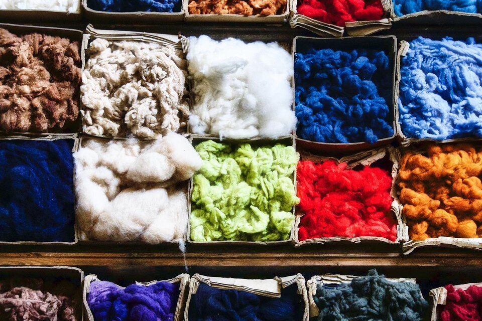 Ein bunter Tisch mit verschiedenen Wollen in kleinen Kisten. Die Farben reichen von Blau und Rot bis zu Grün und Beige. | © pixapay