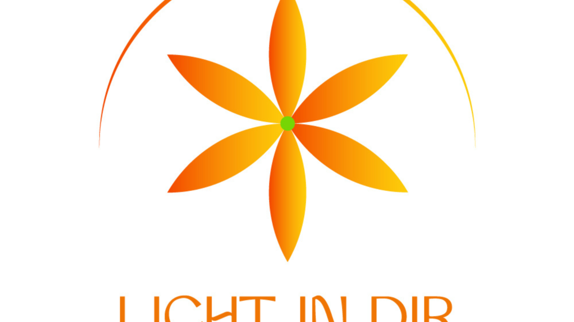 Ein helles, stilisiertes Blumen-Design in warmen Farben. Darunter steht der Schriftzug „LICHT IN DIR“. | © Silvia Hinterholzner