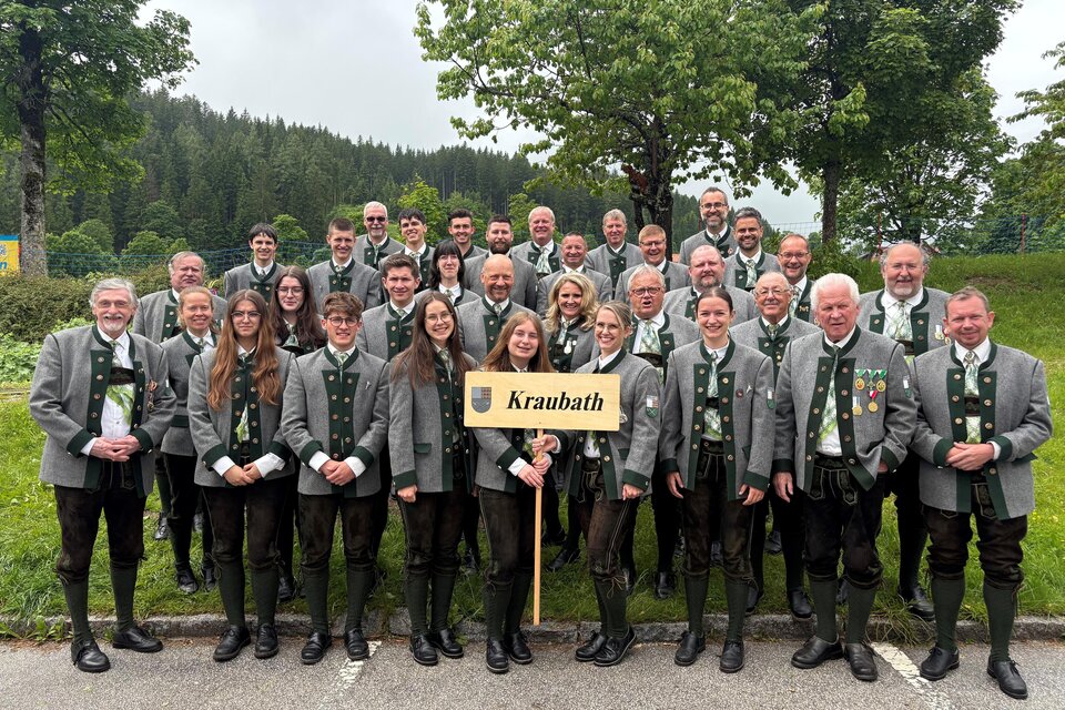 Eine Gruppe von Menschen in traditioneller Kleidung steht zusammen in der Natur. Sie halten ein Schild mit der Aufschrift "Kraubath". | © Marktgemeinde Kraubath