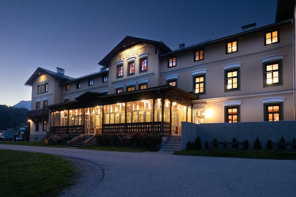 Abendliche Stimmung beim Restaurant "Griaß di" in der Altauseerstaße in Bad Aussee. | © Gastrophil OG