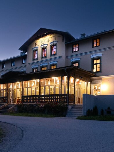 Abendliche Stimmung beim Restaurant "Griaß di" in der Altauseerstaße in Bad Aussee. | © Gastrophil OG