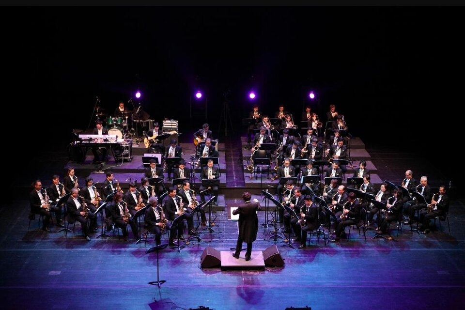 Ein großes Orchester spielt auf der Bühne. Der Dirigent steht vorne und leitet die Musiker in Abendbeleuchtung. | © Tourismus Oststeiermark