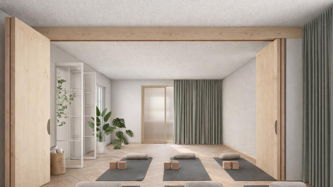 Ein heller Raum mit Yogamatten und Kissen. Große Fenster und Pflanzen sorgen für eine entspannende Atmosphäre. | © Gesäuse HideOut