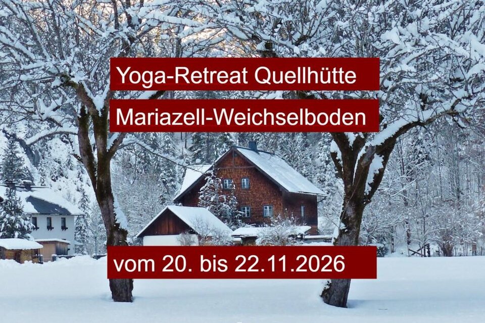 Ein schönes, schneebedecktes Landschaftsbild mit einem Holzhaus und schneebedeckten Bäumen. Es bewirbt ein Yoga-Retreat in Mariazell-Weichselboden. | © Paul Strasser