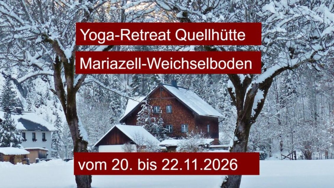 Ein schönes, schneebedecktes Landschaftsbild mit einem Holzhaus und schneebedeckten Bäumen. Es bewirbt ein Yoga-Retreat in Mariazell-Weichselboden. | © Paul Strasser