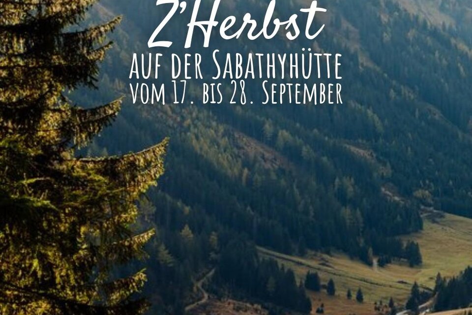 Eine malerische Berglandschaft mit grünen Wiesen und Bäumen. Der Himmel ist klar und es gibt eine Einladung zu einer Herbstveranstaltung in der Sabathyhütte. | © Karl Steinegger / Almidylle Sabathy