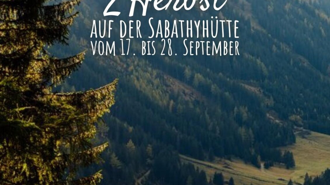 Eine malerische Berglandschaft mit grünen Wiesen und Bäumen. Der Himmel ist klar und es gibt eine Einladung zu einer Herbstveranstaltung in der Sabathyhütte. | © Karl Steinegger / Almidylle Sabathy