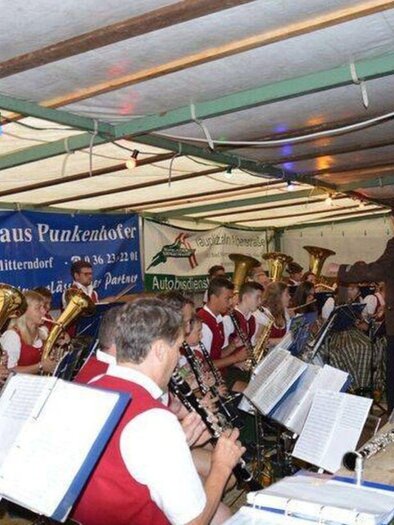 A musical band plays at the traditional Zauchner Waldfest, providing excellent musical entertainment in the festival tent. | © FF Zauchen