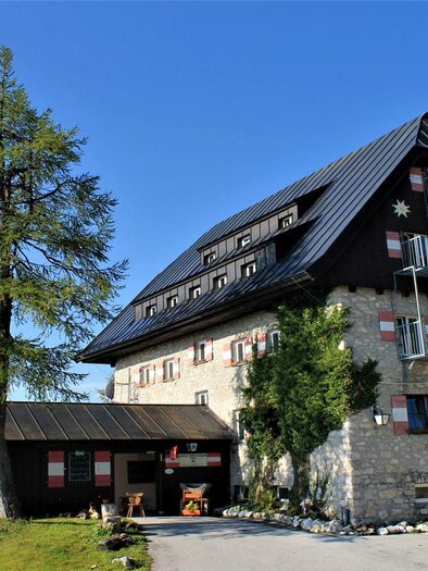 <p>Das Linzerhaus umgeben von Bäumen und einer schönen Berglandschaft.</p> | © Erika Marton