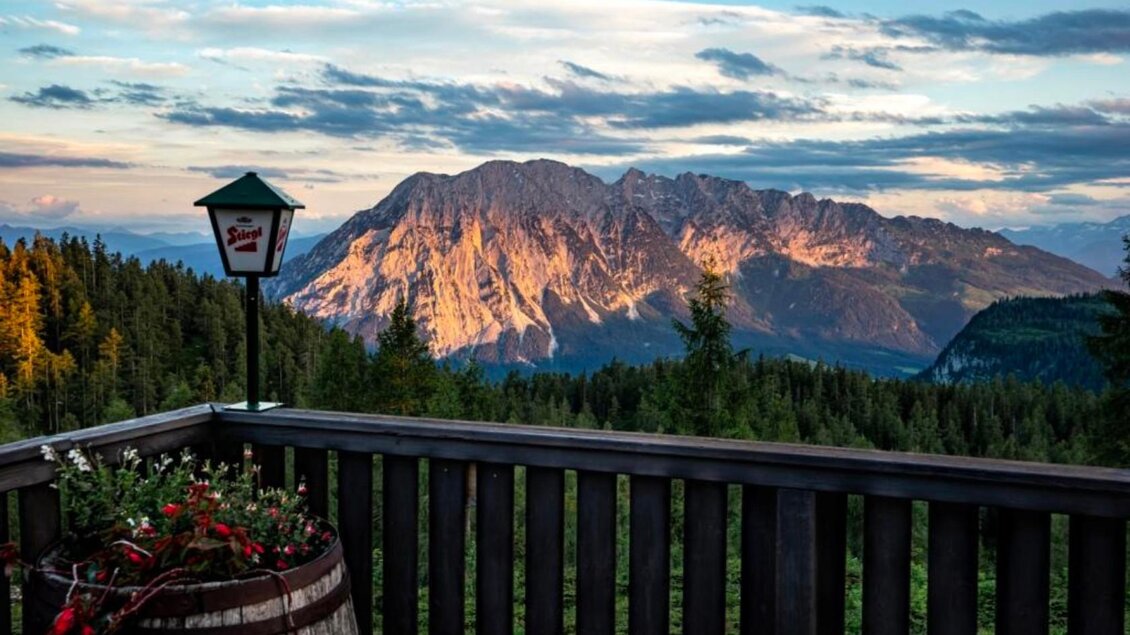 ÖAV Linzerhaus, Tauplitzalm, Terrasse mit Ausblick | © Linzerhaus