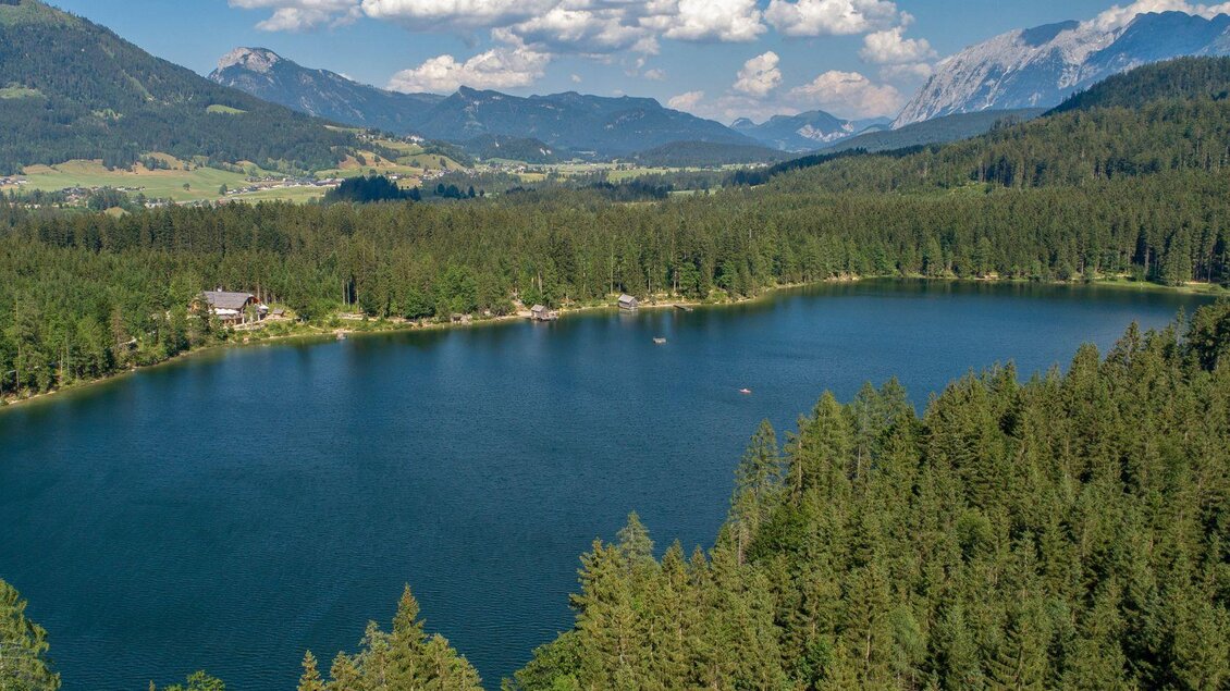 Ein ruhiger See umgeben von dichten Wäldern und Bergen. Der Himmel ist klar mit einigen weißen Wolken. | © TVB Ausseerland Salzkammergut/Karl Grieshofer