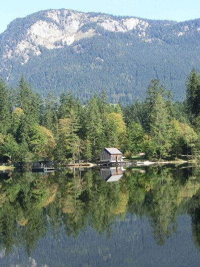 <p>The tranquil Ödensee surrounded by dense forests and the mountains of Ausseerland. The cabins reflect in the clear water.</p> | © TVB Ausseerland Salzkammergut-Tom Lamm