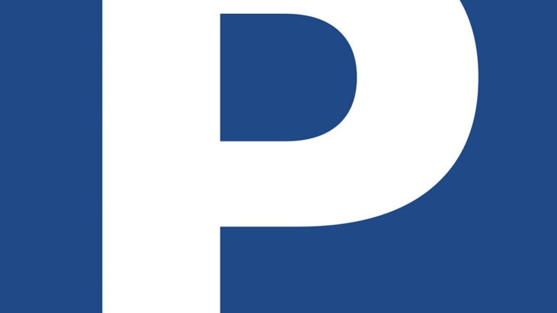 Ein blaues Schild mit einem weißen 'P' darauf. Es symbolisiert einen Parkplatz. | © Fotolia