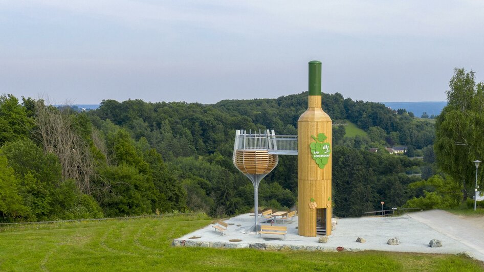 Begehbare Weinflasche mit Weinglas | © Gemeinde Bad Loipersdorf