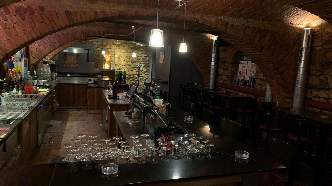 Bar mit Sitzplätzen, Theke und gemauerten Gewölben im Lokal DA Nussi in Voitsberg. | © Markus Nussbacher