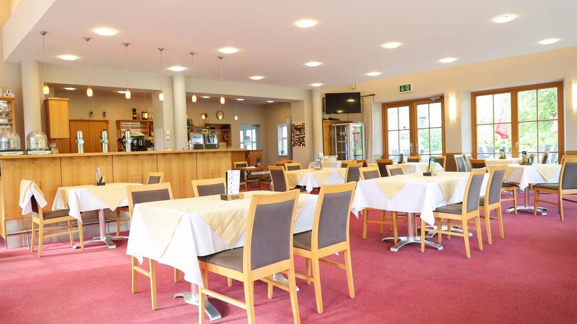 Heller Restaurantbereich im Golfhotel Maria Lankowitz mit gedeckten Tischen, Bar und großen Fenstern in der Steiermark. | © GEPA Pictures