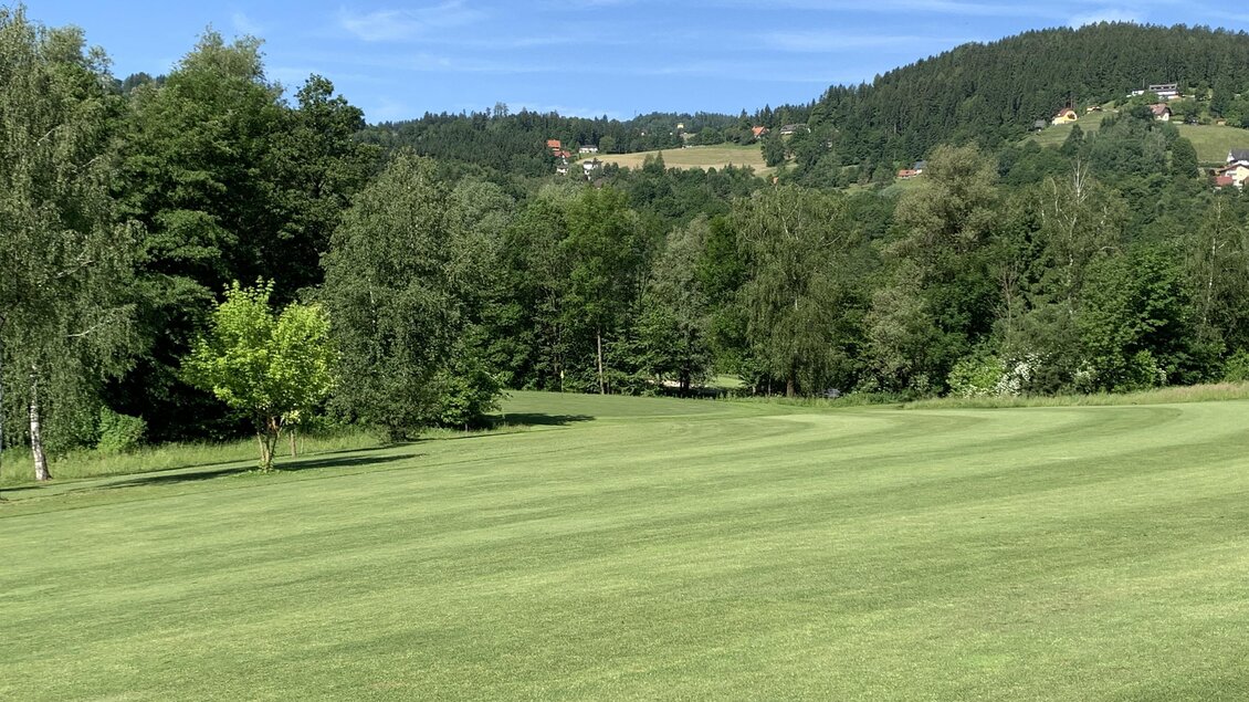 Spielbahn am Golfplatz Maria Lankowitz mit gemähtem Fairway, Bäumen und bewaldeten Hügeln in der Steiermark. | © GC Erzherzog Johann