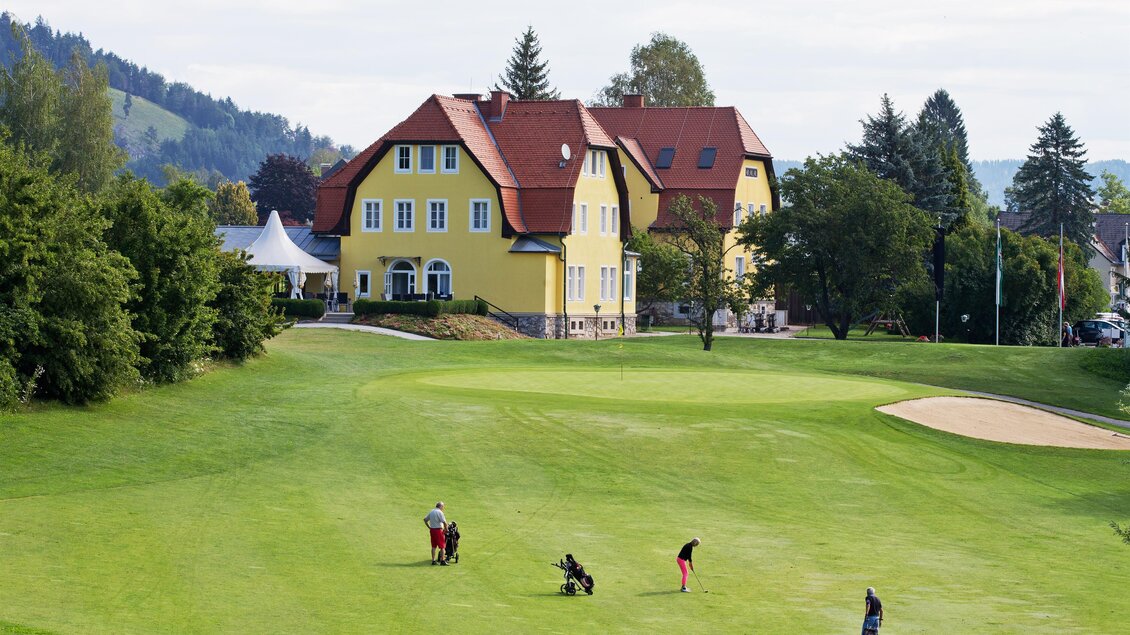 Golfspieler auf der Spielbahn vor dem Golfhotel Maria Lankowitz mit Green und Sandbunker in der Steiermark. | © GEPA Pictures