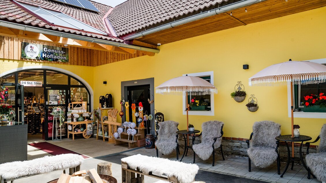 Außenbereich des 24-Stunden-Genusshofladens beim Weingut Destillerie Da Finz in Mooskirchen mit Sitzplätzen und Hofladen. | © Region Graz - Mias Photoart