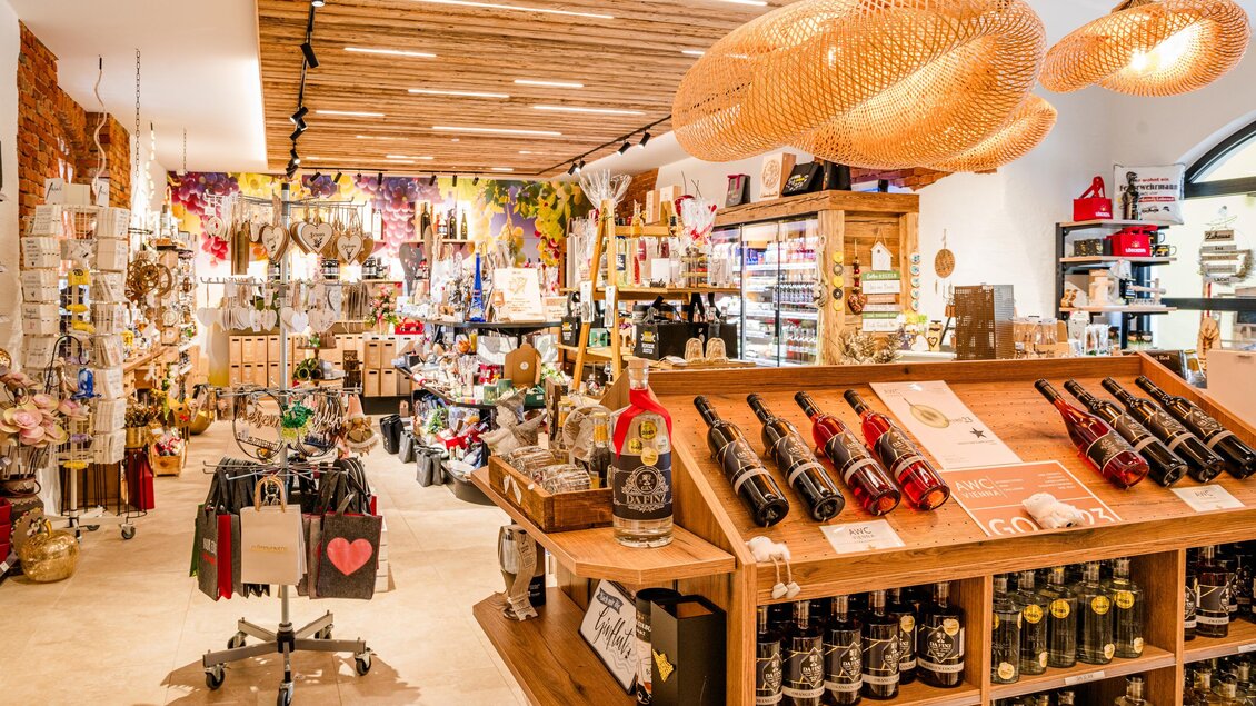 Genusshofladen mit Weinen, Spirituosen und regionalen Produkten beim Weingut Destillerie Da Finz in Mooskirchen. | © Region Graz - Mias Photoart