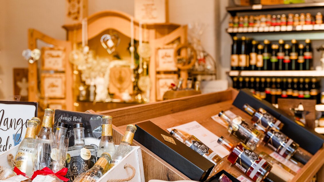 Präsentation von Edelbränden und regionalen Produkten im 24-Stunden-Genusshofladen der Weingut Destillerie Da Finz in Mooskirchen. | © Region Graz - Mias Photoart