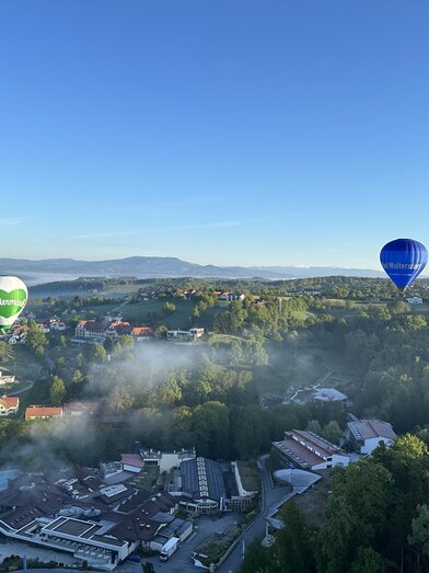 Ballonfahrt über der Heiltherme Bad Waltersdorf | A-Z Ballonfahrten Kindermann-Schön | © STG