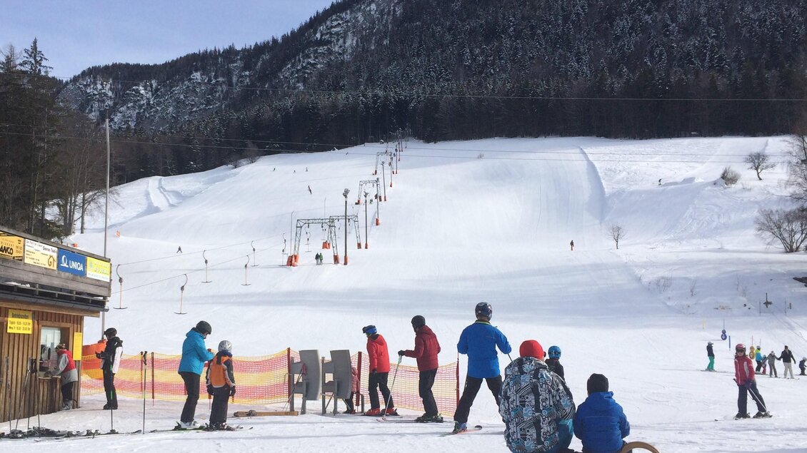 Ein beliebtes Skiresort mit verschneiten Pisten und vielen Freizeitaktivitäten. Familien und Freunde genießen die winterliche Landschaft und die Rodelbahn. | © www.zloam.at
