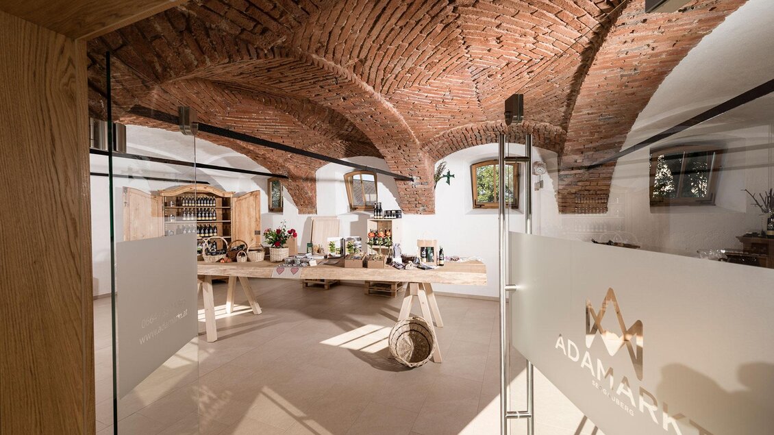 Ein modernes Interieur mit einem hohen Gewölbe aus Ziegeln. Der Raum ist stilvoll eingerichtet und bietet eine einladende Atmosphäre. | © Adamarkt Seggauberg