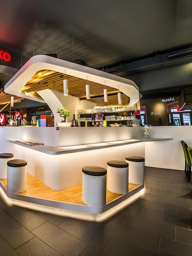 Helles, modernes Restaurantinterieur mit Sushi-Bar und Sitzplätzen im Akakiko Graz | © Akakiko