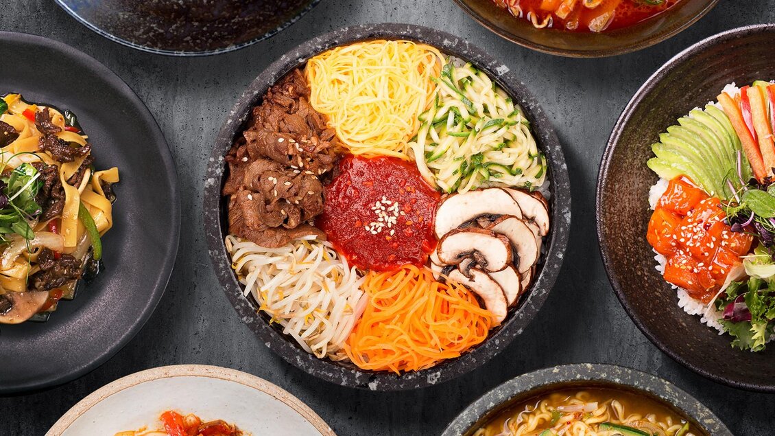 Verschiedene asiatische Gerichte wie Bibimbap, Ramen und Sushi-Bowls im Restaurant Akakiko Graz | © Akakiko
