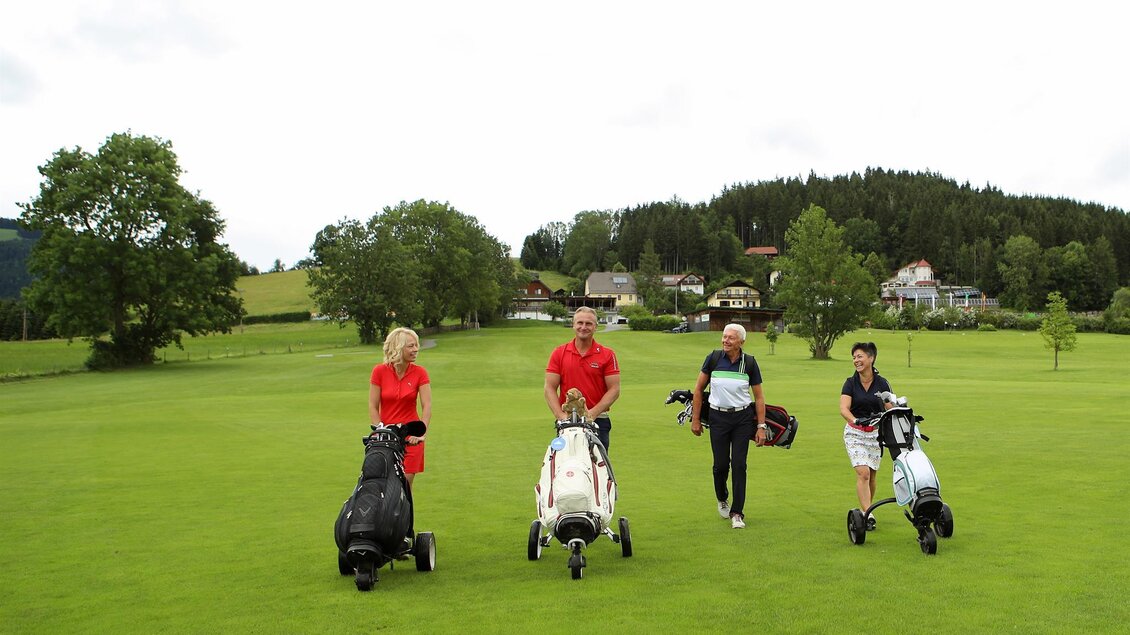 Golfer am Almenland Golfplatz in Passail | © Almenland Golfplatz