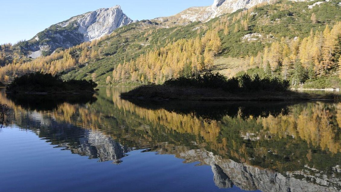 Berge spiegeln sich im Steirersee