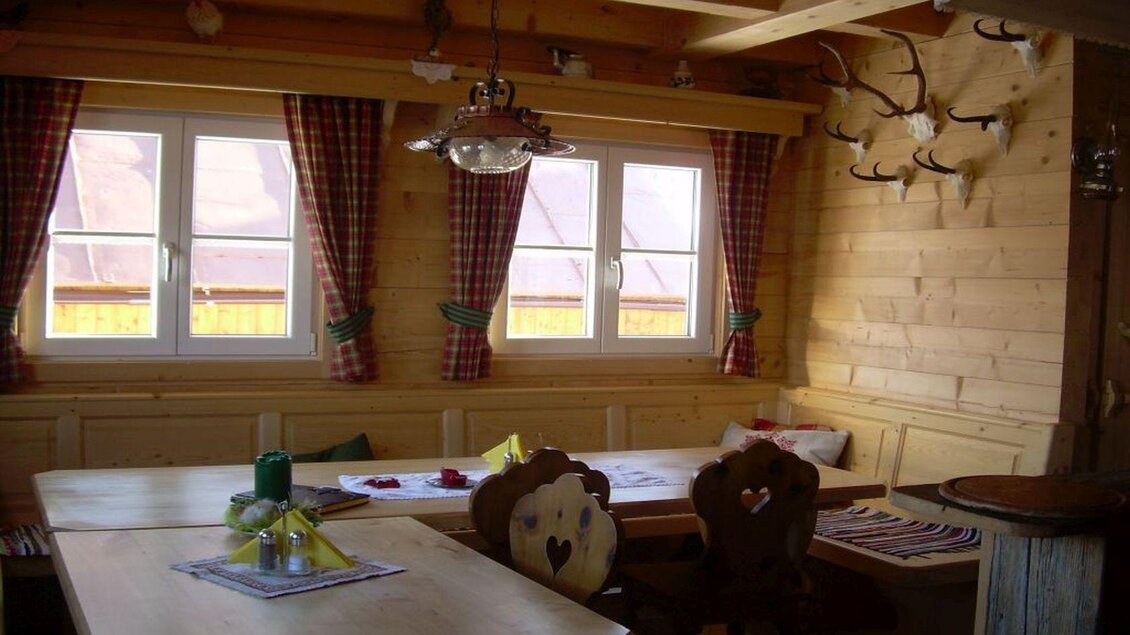 Essbereich der Allmrauschhütte mit Wild an den Wänden
