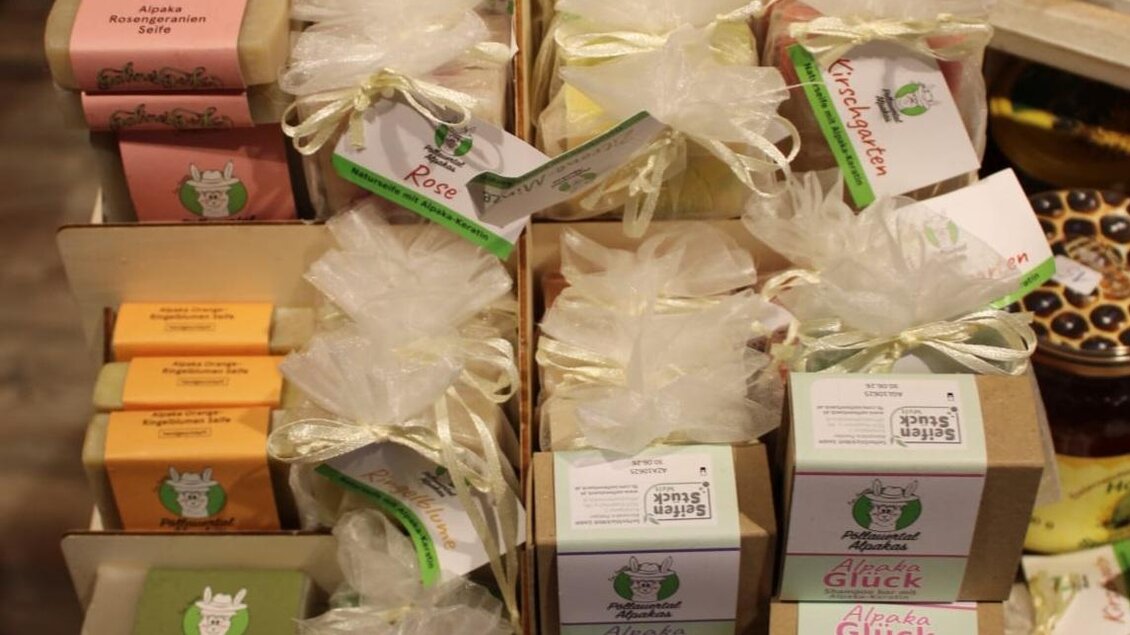 Eine Auswahl an liebevoll verpackten Seifen in verschiedenen Farben und Düften. Sie sind auf einem Tisch angeordnet und bieten ein ansprechendes Geschenkoption. | © Ganster
