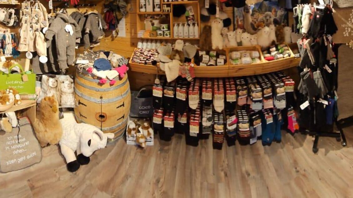 Ein gemütlicher Laden mit vielen Regalen, die mit verschiedenen Produkten gefüllt sind. Die Wände sind dekoriert und es gibt eine Vielzahl von Souvenirs und Artikeln zum Verkauf. | © Ganster