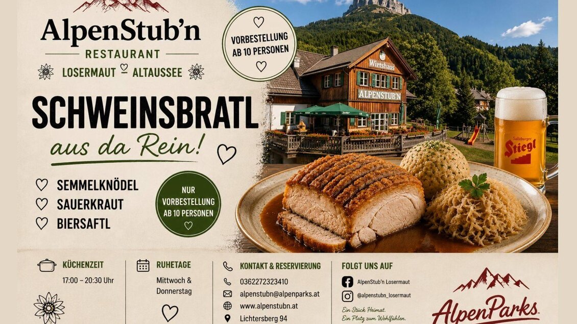 Ein einladendes Restaurant mit Blick auf die Berge. Auf dem Tisch sind leckeres Schweinsbratl, Semmelknödel, Sauerkraut und ein Bier zu sehen. | © Sabine Rauter_AlpenParks Hagan Lodge