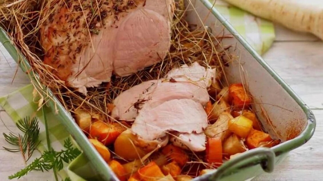 Im Heu gegarter Schweinsbraten mit Wurzelgemüse in einer Bratform, serviert beim Draxlerwirt in Edelschrott. | © Christian Wölkart