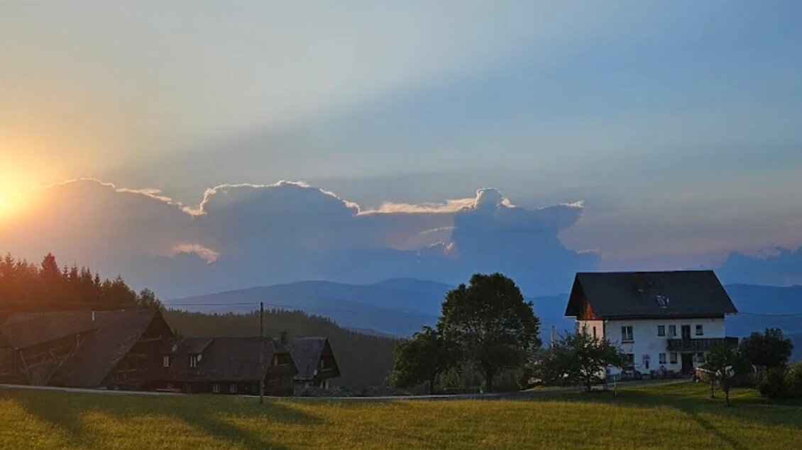 Abendstimmung mit Sonnenuntergang, Alpengasthof Draxlerwirt, Wiesen und Almkulisse in Edelschrott. | © Christian Wölkart