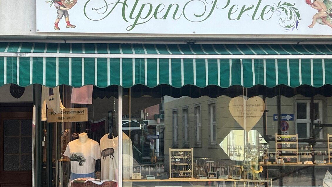 Ein charmantes Geschäft mit dem Namen "Alpen Perle". Im Schaufenster sind verschiedene Bekleidungsstücke und Schmuck ausgestellt. | © TVB Ausseerland Salzkammergut_ Nathalie Schickinger