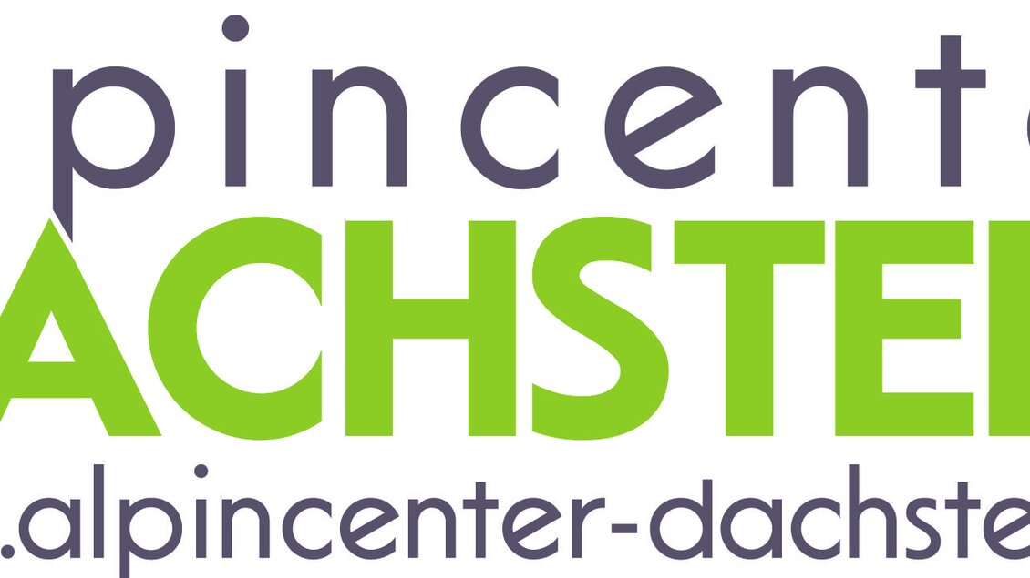 Ein Logo des Alpincenters Dachstein. Die Schrift ist blau und grün mit einer Website-Adresse darunter.