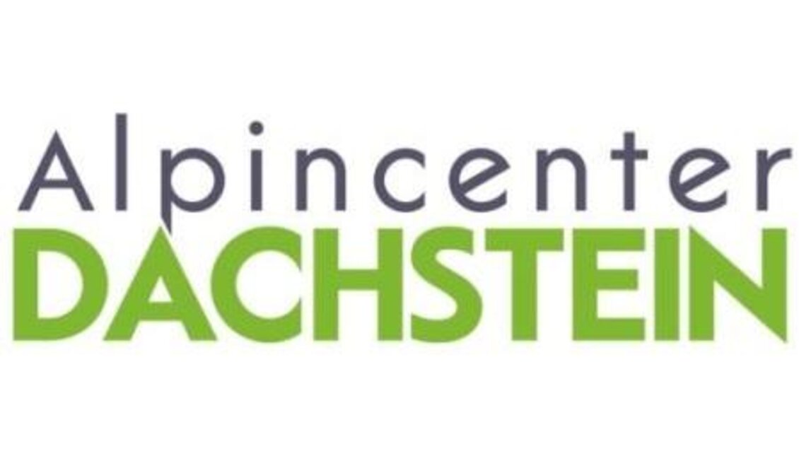 Ein modernes Logo des Alpincenters Dachstein. Die Schrift ist in verschiedenen Farben auf einem grünen Hintergrund platziert. | © Logo | Alpincenter Ramsau am Dachstein