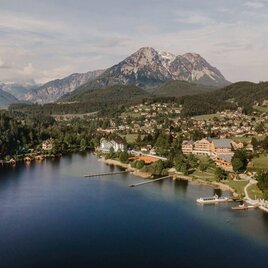 <p>Der Altausseer See von oben mit Blick über den Ort und dem Sarstein zentral im Hintergrund. Die Landschaft ist grün und einladend, ideal für Erholung in der Natur.</p> | © TVB Ausseerland Salzkammergut_Katrin Kerschbaumer