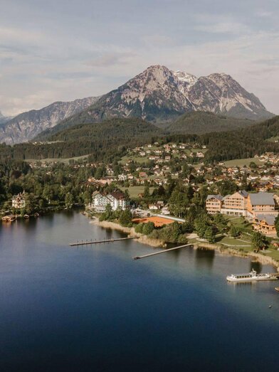 Altaussee Lake, Altaussee, from above with Sarstein | © TVB Ausseerland Salzkammergut_Katrin Kerschbaumer | TVB Ausseerland Salzkammergut_Katrin Kerschbaumer | © TVB Ausseerland Salzkammergut_Katrin Kerschbaumer