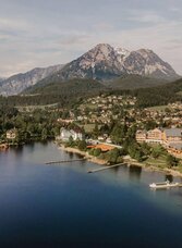 Altaussee Lake, Altaussee, from above with Sarstein | © TVB Ausseerland Salzkammergut_Katrin Kerschbaumer | TVB Ausseerland Salzkammergut_Katrin Kerschbaumer | © TVB Ausseerland Salzkammergut_Katrin Kerschbaumer