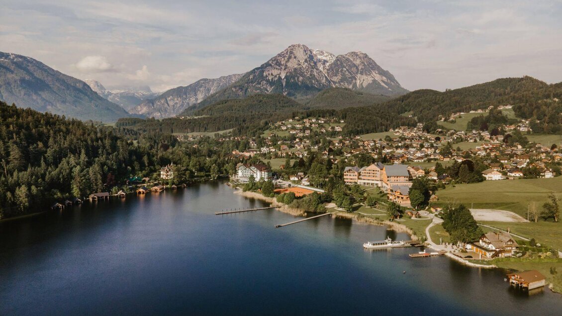 <p>Der Altausseer See von oben mit Blick über den Ort und dem Sarstein zentral im Hintergrund. Die Landschaft ist grün und einladend, ideal für Erholung in der Natur.</p> | © TVB Ausseerland Salzkammergut_Katrin Kerschbaumer